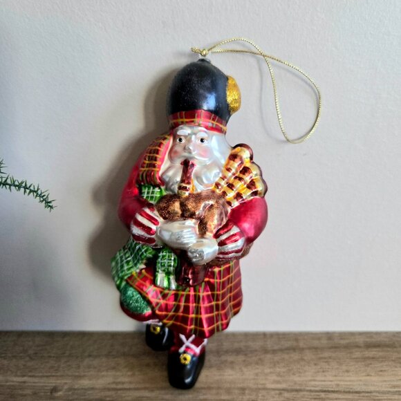 Scottish dancing Santa playing bagpipe Christmas tree ornament - Picture 1 of 7